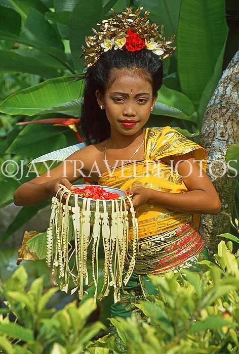 Indonesia, BALI, Balinese dancer, holding bowl of floral offerings, BAL131JPL