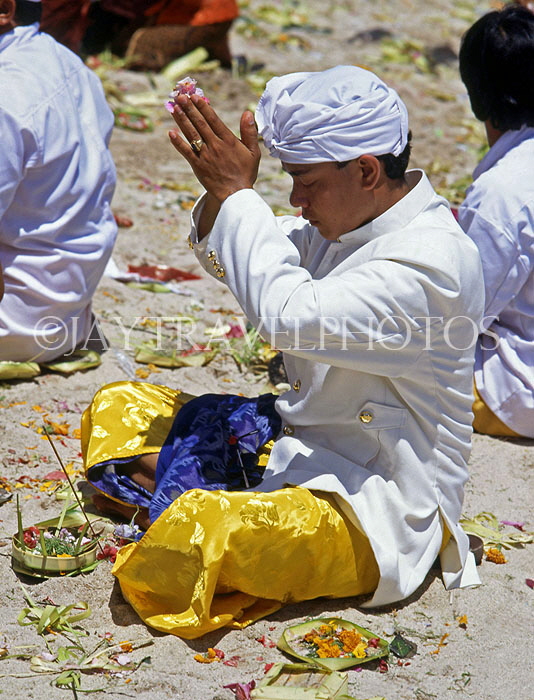 Indonesia, BALI, Kuta Beach, Melasti Festival, worshipper in prayer, BAL616JPL