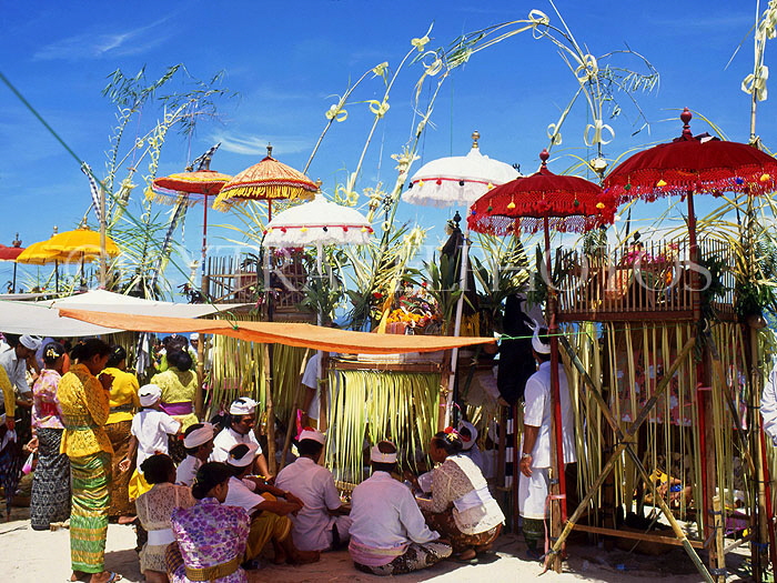Indonesia, BALI, Kuta Beach, Melasti Festival, worshippers gathered, BAL621JPL