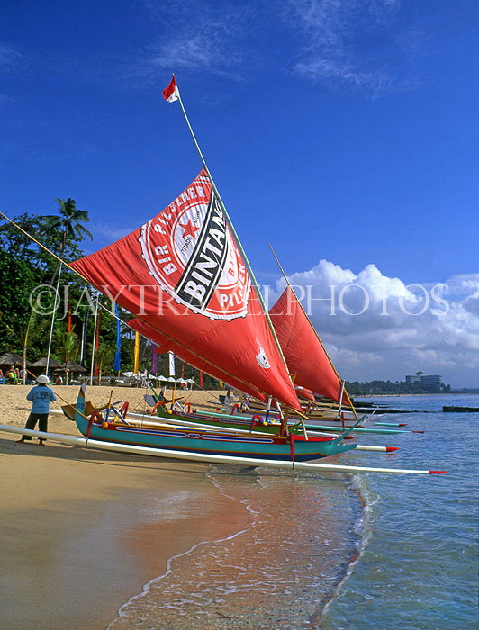 Indonesia, BALI, Sanur Beach, outrigger canoes (Jakung) lined up, BAL995JPL