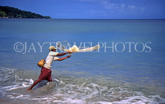Indonesia, BALI, fisheman casting out net, BAL1087JPL