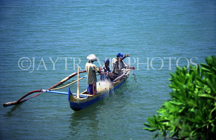 Indonesia, BALI, fishermen in small boat, pulling in net, BAL1086JPL