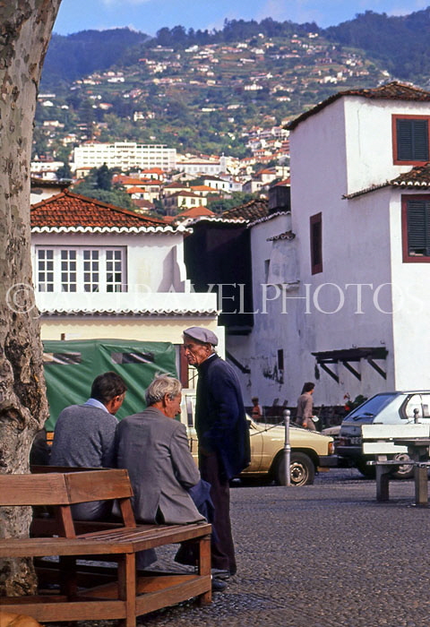 MADEIRA, Funchal, Old Town, people chatting, MAD196JPL