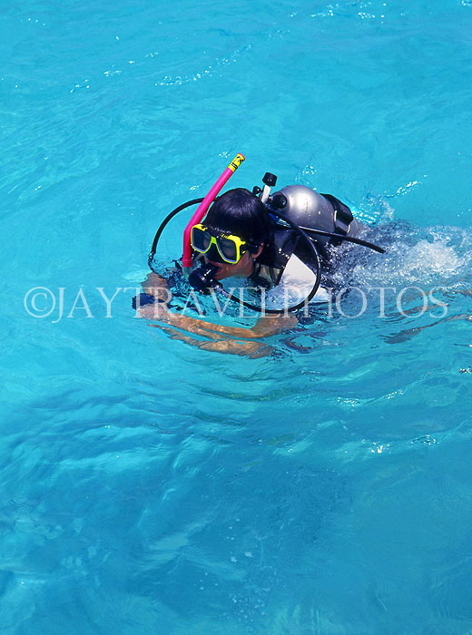 MALDIVE ISLANDS, scuba diver in shallow water, MAL472JPL
