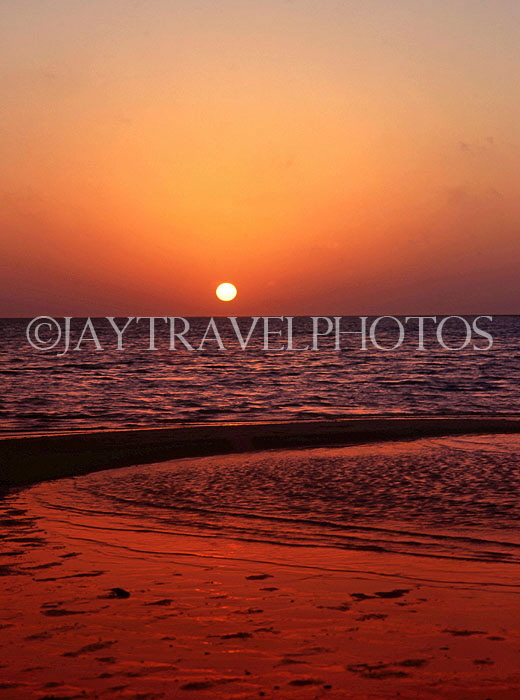 MALDIVE ISLANDS, sun setting over horizon, MAL530JPL
