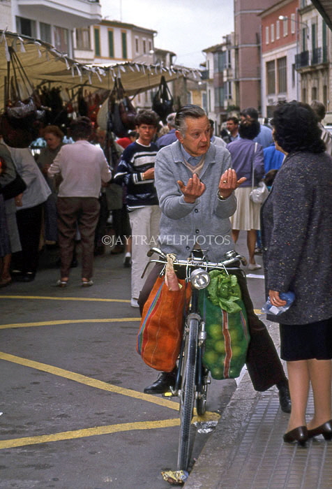 MALLORCA, Inca, man on bicycle, talking to woman, MAL1127JPL