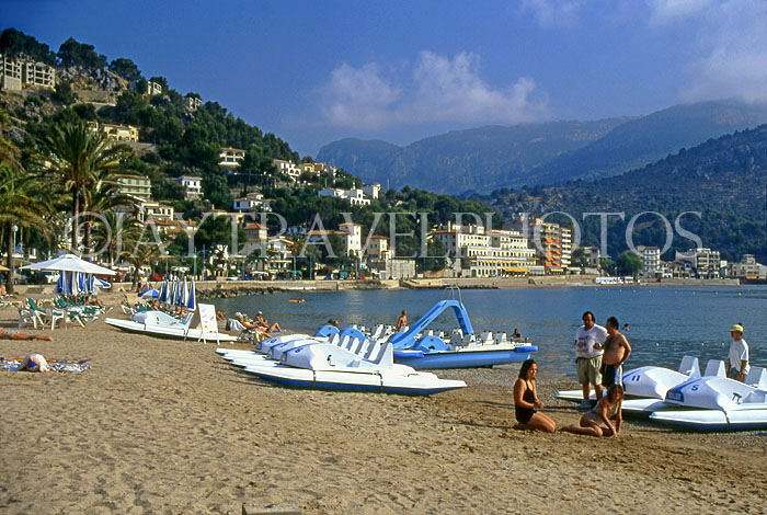 MALLORCA, Puerto Soller, town centre and beach, MAL121JPL
