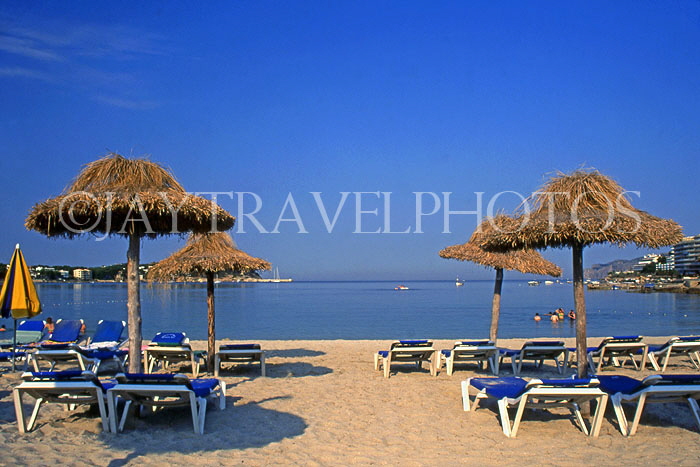 MALLORCA, Santa ponsa, beach with sunbeds and sunshades, MAL110JPL