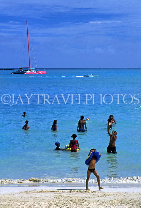 MAURITIUS, North Coast, Grand Bay, children playing, MRU212JPL