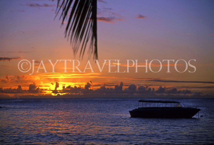 MAURITIUS, North Coast, Grand Bay, sunset and boat, MRU205JPL