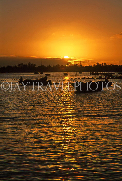 MAURITIUS, North Coast, Grand Bay, sunset and boats, MRU203JPL