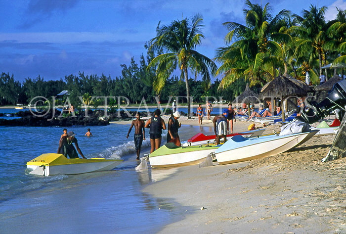 MAURITIUS, North Coast, beach and boats (near Grand Bay), MRU235JPL