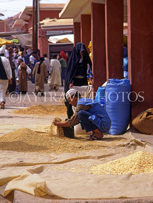 MOROCCO, Tafroute, weekly souk, in mountain village, measuring grain, MOR376JPL