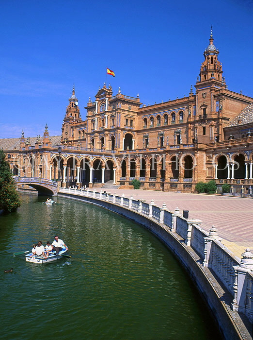 SPAIN, Andalucia, SEVILLE, Plaza De Espana, 1920's architecture, and boating lake, SPN702JPL