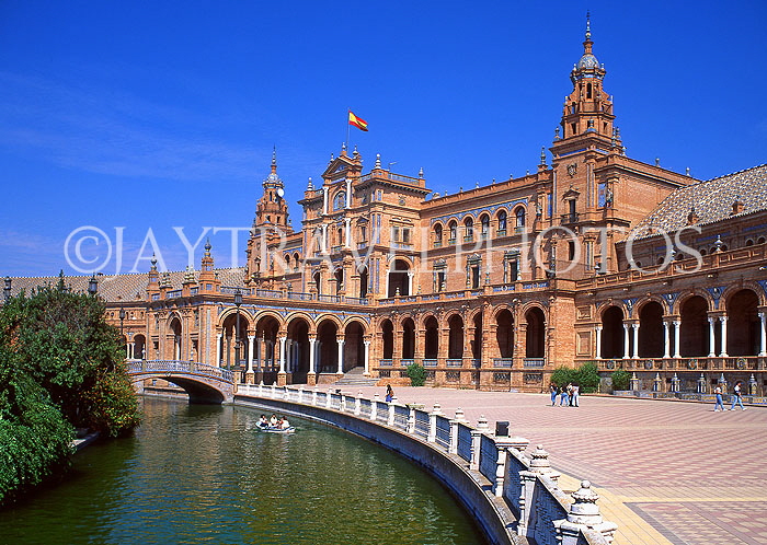 SPAIN, Andalucia, SEVILLE, Plaza De Espana, 1920's architecture, and boating lake, SPN705JPL