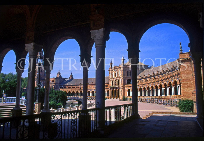 SPAIN, Andalucia, SEVILLE, Plaza De Espana, 1920's architecture, archways, SPN788JPL