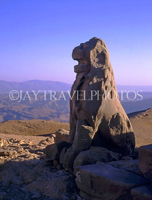 TURKEY, Tumulus, Nemrut Dag, Lion sculpture, TUR712JPL
