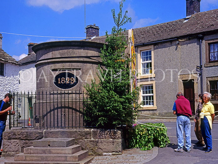 UK, Derbyshire, Youlgreave, fountain well, during Well Dressing time, UK9727JPL