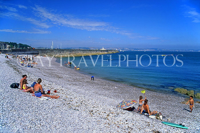 UK, Devon, BRIXHAM, Breakwater Beach and holidaymakers, DEV416JPL