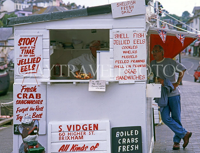 UK, Devon, BRIXHAM, harbourfront, shellfish stall, DEV397JPL