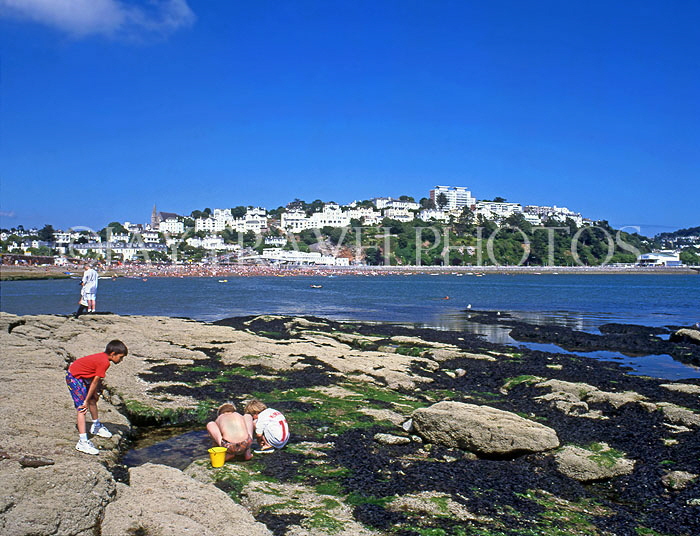 UK, Devon, TORQUAY, children exploring rock pools, DEV328JPL