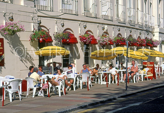 UK, Devon, TORQUAY, outdoor cafe scene, DEV381JPL