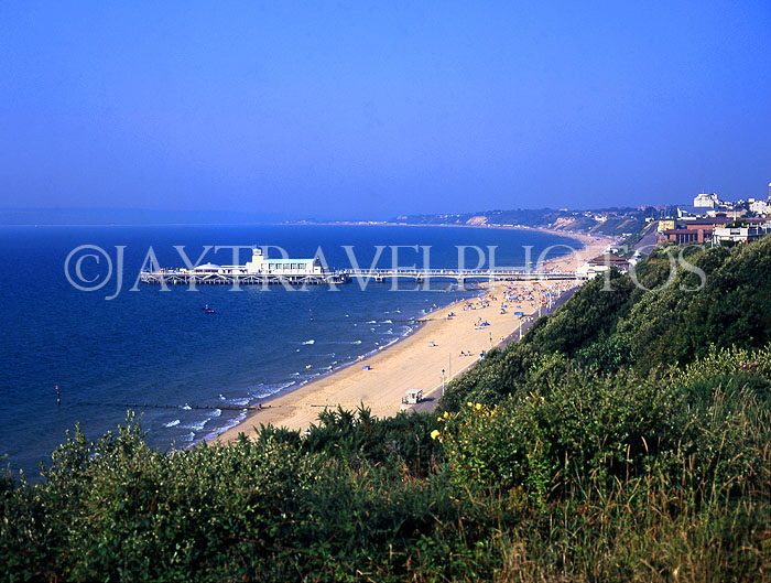UK, Dorset, BOURNEMOUTH, Pier and beach, view from cliffside, DOR722JPL