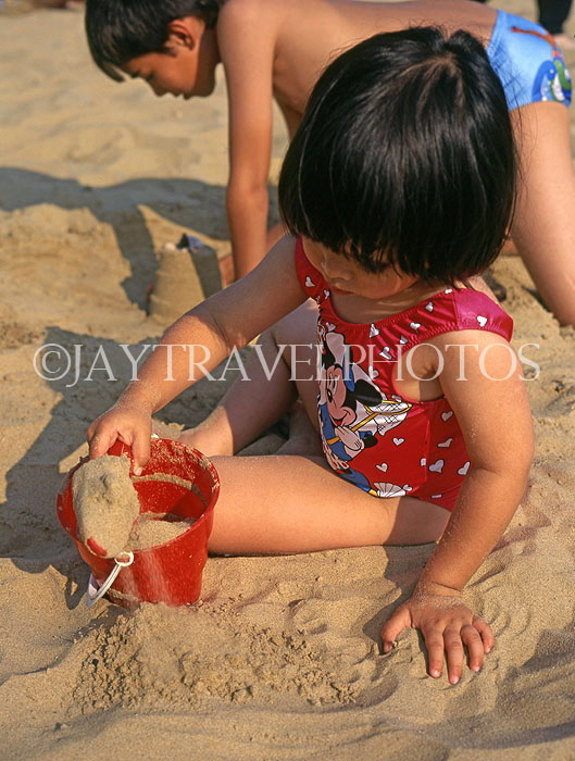 UK, Dorset, BOURNEMOUTH, beach, child palying with bucket and spade, DOR717JPL