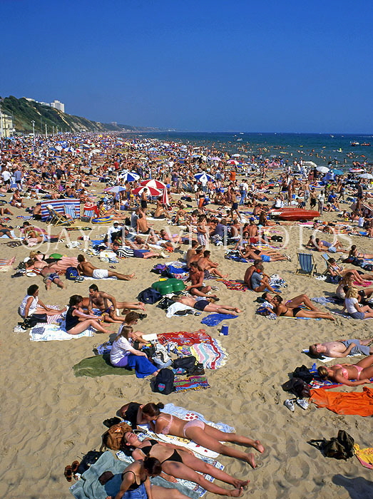 UK, Dorset, BOURNEMOUTH, beach and sunbathers, DOR711JPL