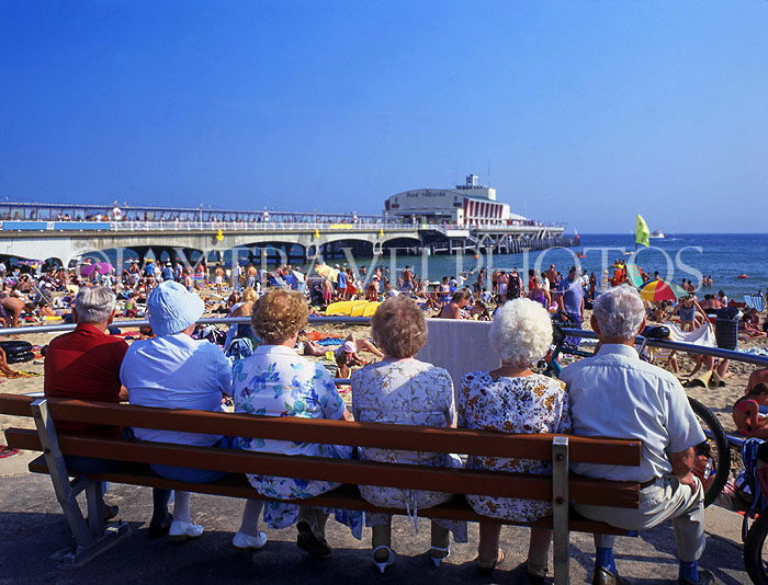 UK, Dorset, BOURNEMOUTH, people on bench, looking towards Pier and sea, DOR707JPL