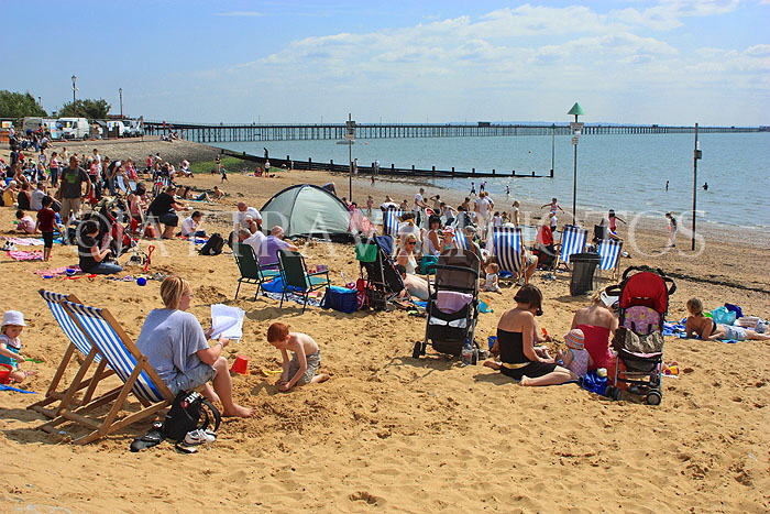 UK, Essex, Southend-On-Sea, Three Shells Beach, holidaymakers, families, UK6805JPL