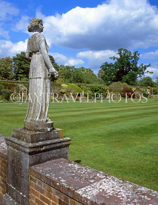 UK, Kent, HEVER CASTLE, Italian Garden and sculpture, UK5805JPL