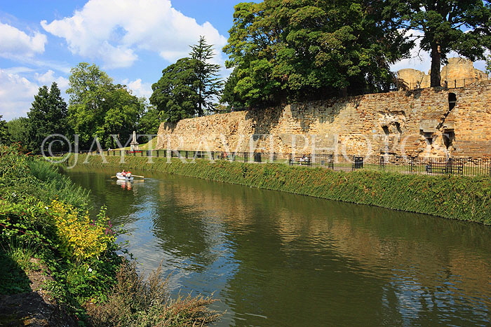 UK, Kent, TONBRIDGE, Castle walls and River Medway, UK13223JPL