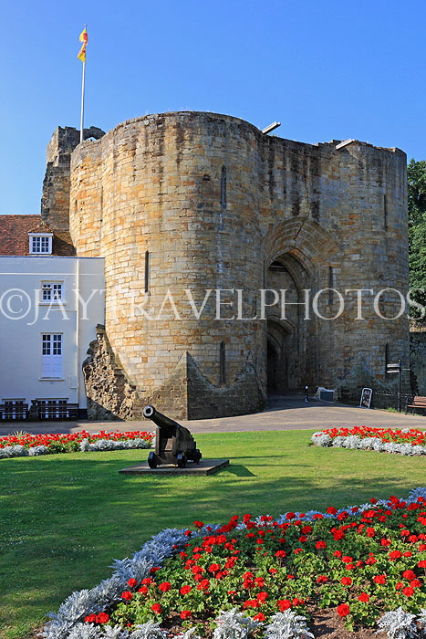 UK, Kent, TONBRIDGE, Tonbridge Castle, and courtyard, UK13247JPL