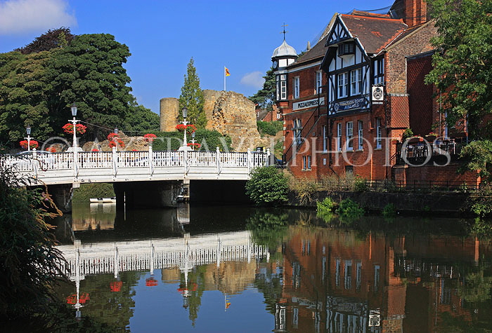 UK, Kent, TONBRIDGE, Tonbridge Castle and the Big Bridge over River Medway, UK13281JPL