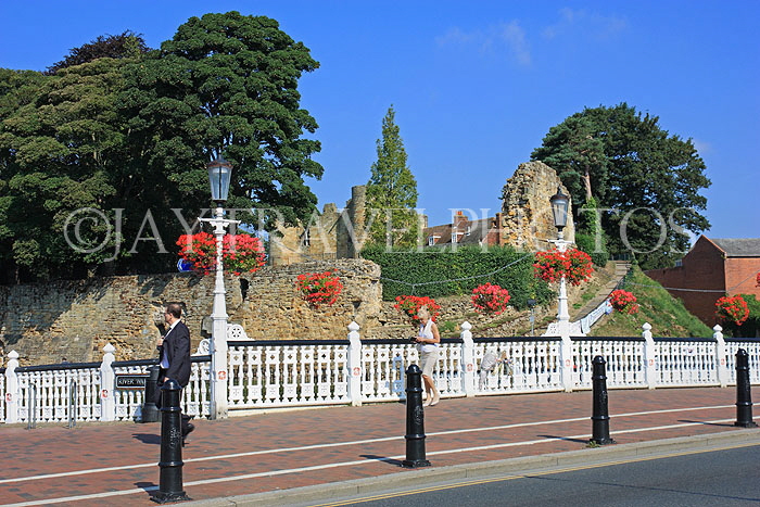 UK, Kent, TONBRIDGE, the Big Bridge and Tonbridge Castle, UK13299JPL