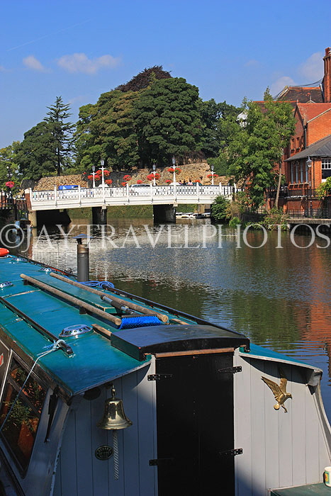 UK, Kent, TONBRIDGE, the Big Bridge over River Medway, and houseboat, UK13292JPL