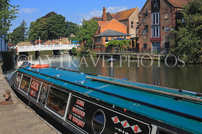 UK, Kent, TONBRIDGE, the Big Bridge over River Medway, and houseboat, UK13293JPL