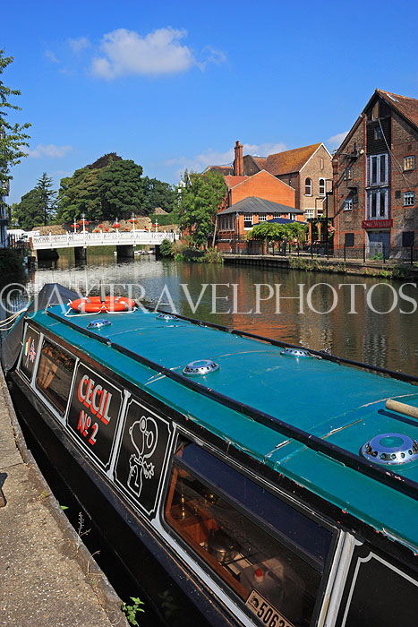 UK, Kent, TONBRIDGE, the Big Bridge over River Medway, and houseboat, UK13294JPL