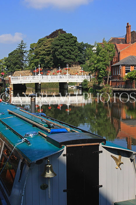 UK, Kent, TONBRIDGE, the Big Bridge over River Medway, and houseboat, UK13298JPL