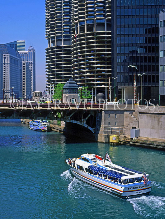 USA, Illinois, CHICAGO, Chicago River, tour boat, State Bridge and Marina Towers, US3314JPL