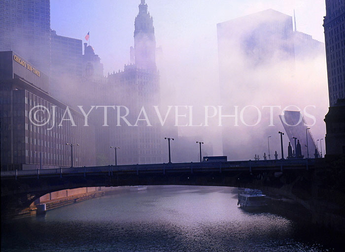 USA, Illinois, CHICAGO, Chicago River and mist, CHI777JPL