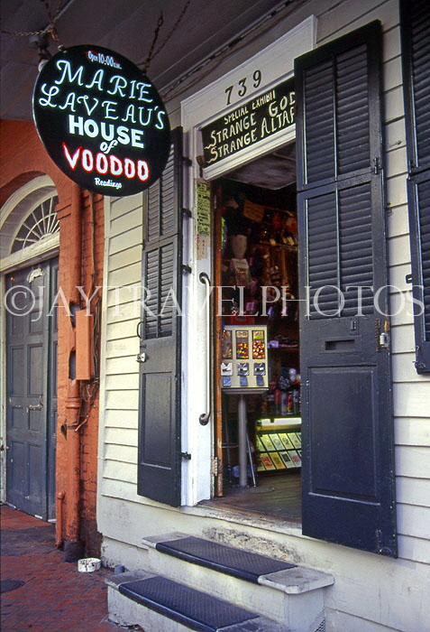 USA, Louisiana, NEW ORLEANS, French Quarter, 'House of Vooddo' shop, LOU259JPL