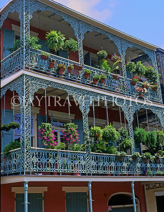 USA, Louisiana, NEW ORLEANS, French Quarter, architecture, ironwork balconies with floral baskets, LOU128JPL