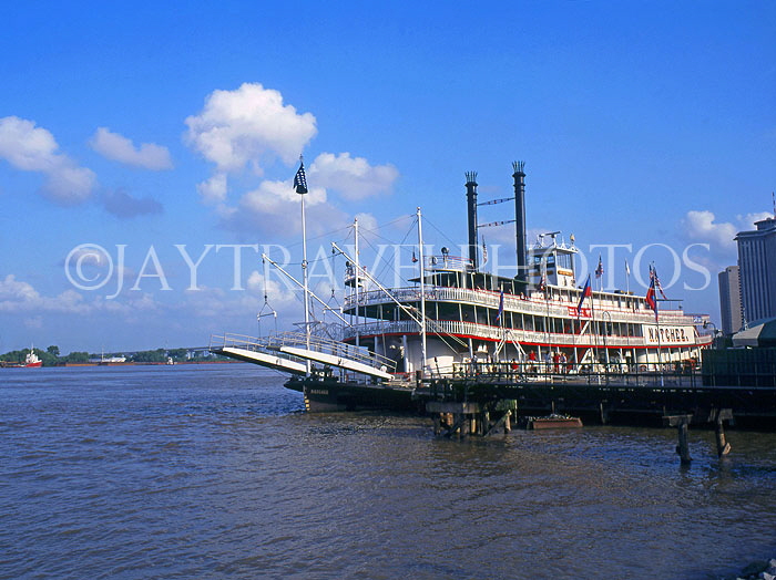 USA, Louisiana, NEW ORLEANS, Mississippi River and Natchez steamboat, LOU115JPL