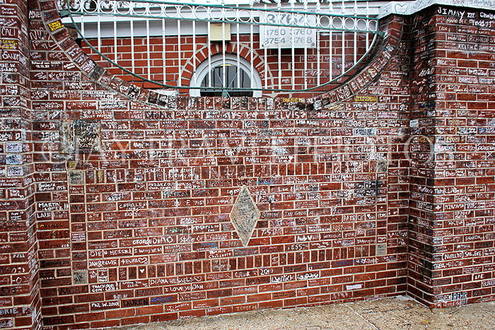 USA, Tennessee, MEMPHIS, Graceland, Elvis Presley remembrances wall, graffiti, US4458JPL